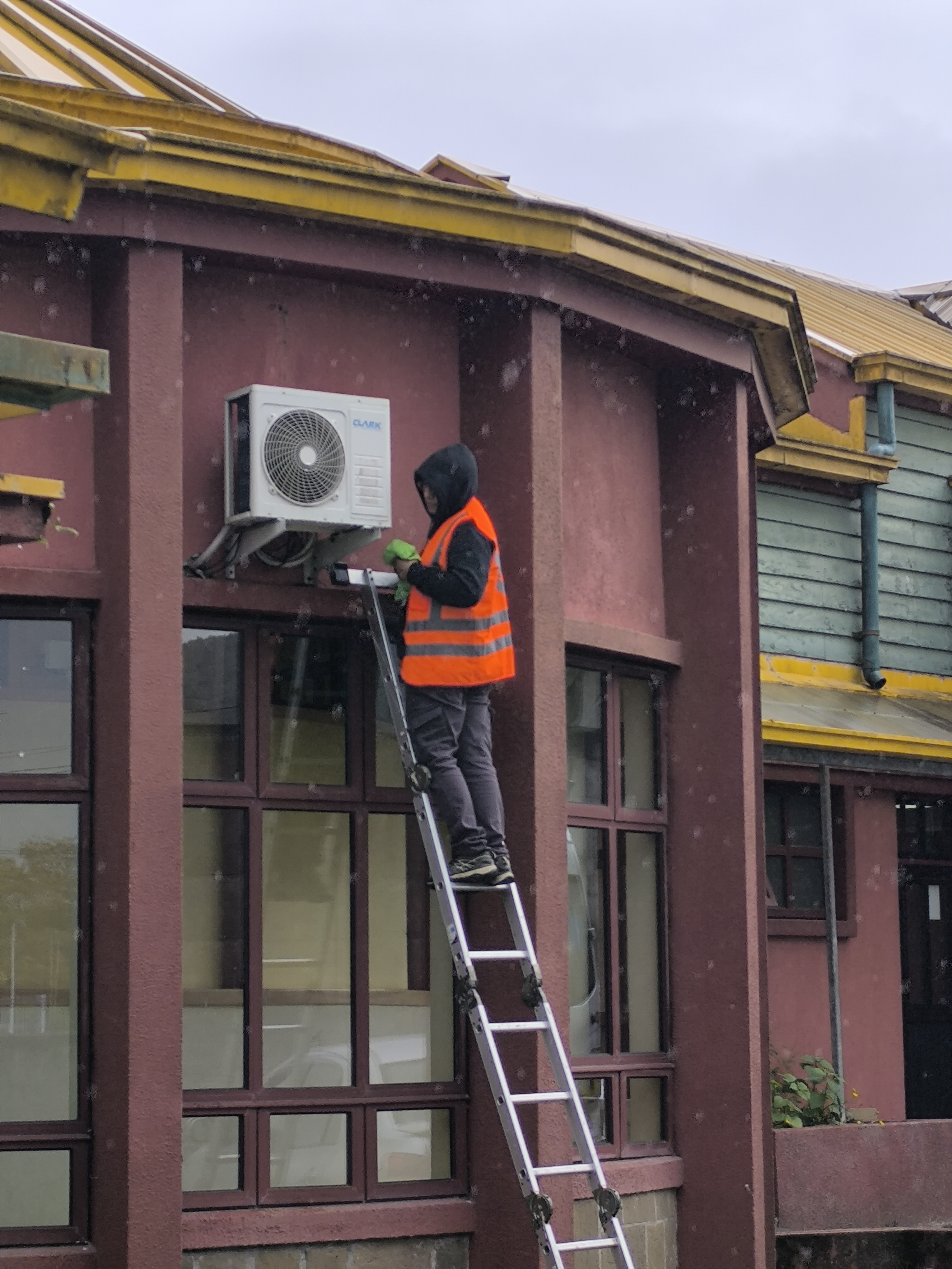 Instalación en fachada · EOSUR Chiloé