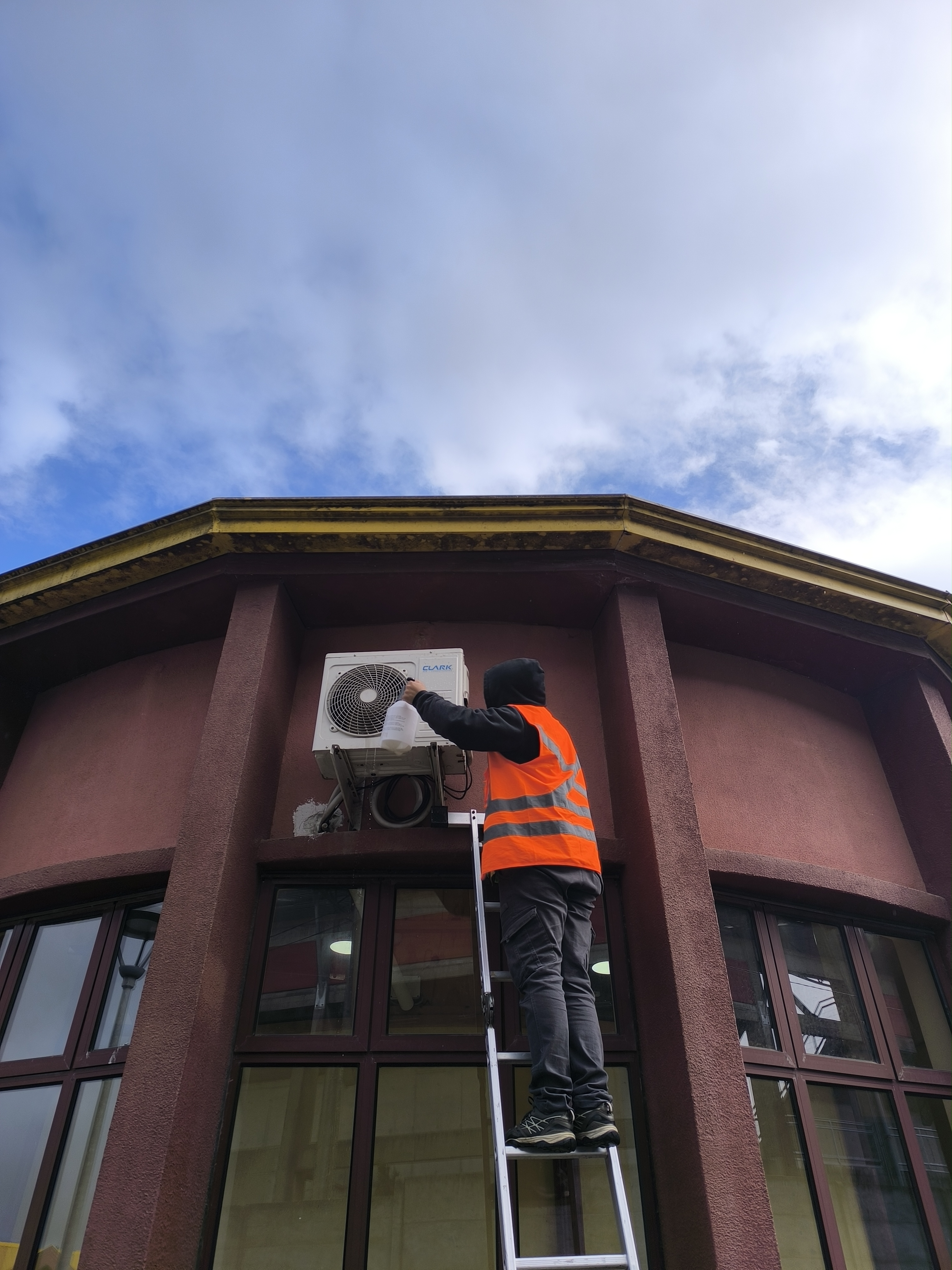 Técnico EOSUR instalando aire acondicionado en Chiloé